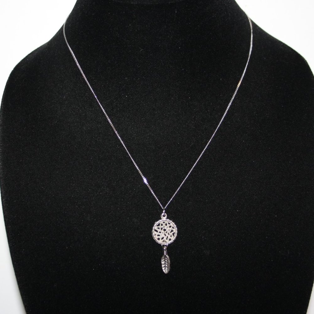 Beautiful silver dreamcatcher necklace with feather charm 18"
